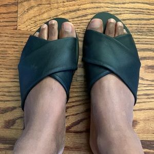Everlane Crossover Day Sandal in black leather. Size 7.
